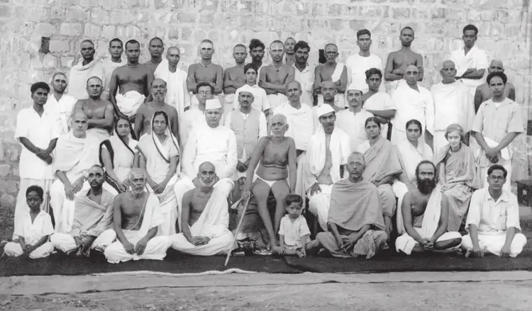 18 Aug 1938: Bhagavan with Dr.Rajendra Prasad and Jamnalal Bajaj; Daivarata is sitting in the front row